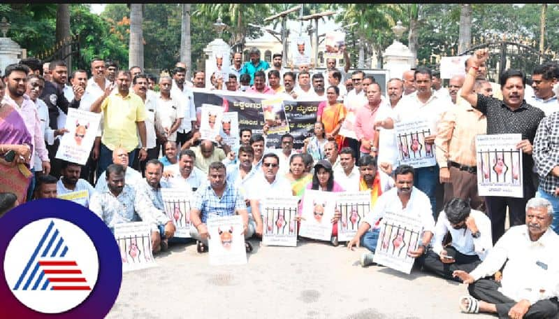 Vokkaligara sanga protest to arrest and exile KS Bhagwan at mysuru rav