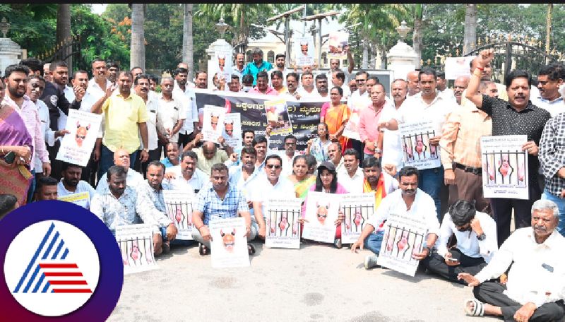 Vokkaligara sanga protest to arrest and exile KS Bhagwan at mysuru rav