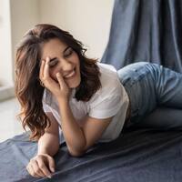 బోర్లా పడుకొని ‘సైంధవ్’ బ్యూటీ చిలిపి ఫోజులు.. బ్యూటీఫుల్ స్మైల్ తో కట్టిపడేస్తున్న రుహానీ శర్మ..