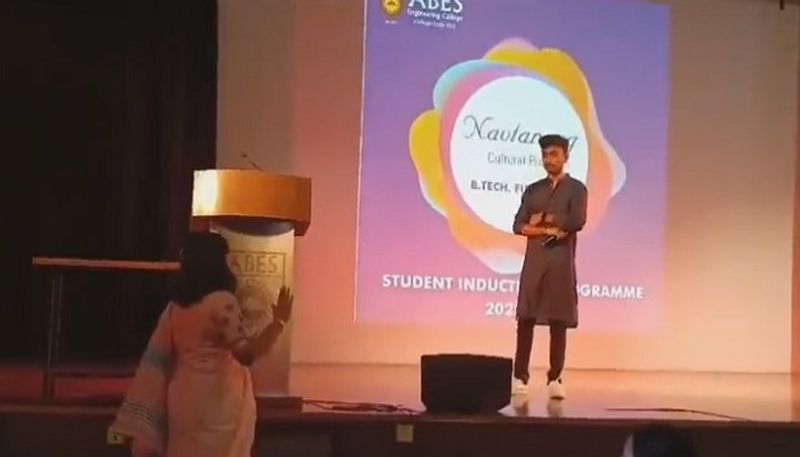 Jai Shri Ram slogans in college fest..Professor ordered to get down from the stage..Video viral..ISR