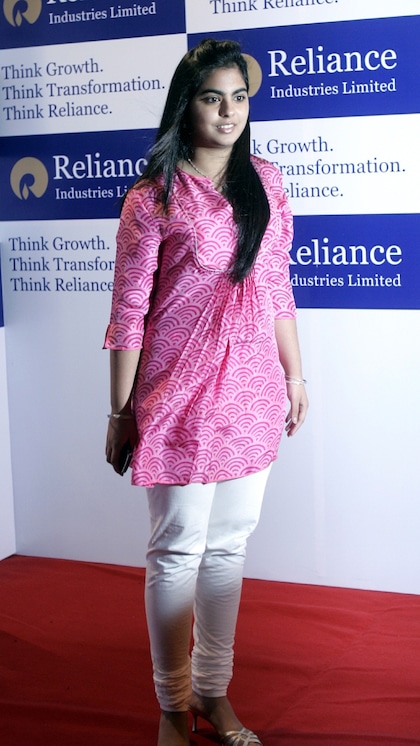 <p>कुछ साल पहले ईशा का वजन कुछ ज्यादा बढ़ गया था लेकिन उन्होंने इसे बड़ा चैलेंज लेते हुए वर्कआउट शुरू किया और गजब का ट्रांसफोर्मेशन किया जिसने भी ईशा को देखा वह देखता ही रह गया ।<br />
 </p>
