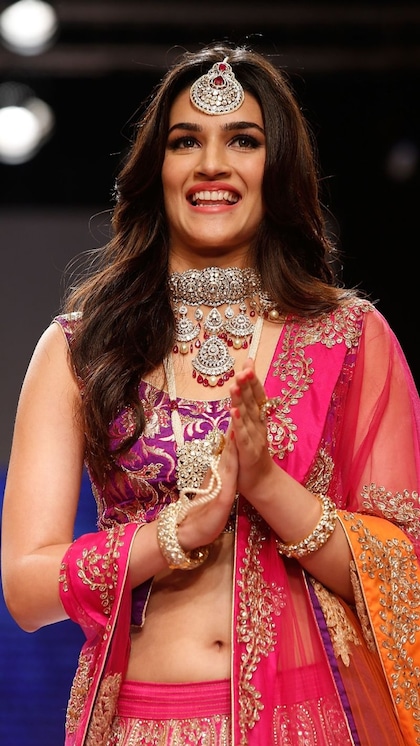 <p>अपनी पढ़ाई के दौरान उन्होंने एक वेबसाइट पर एक प्रतियोगिता में भाग लिया। इसके लिए उनकी बहन ने उनकी तस्वीरें क्लिक कीं और उन्हें भेजा। </p>
