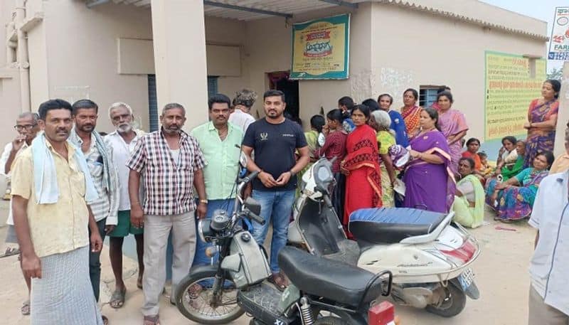 Consumers Faces Server Problem During taking Ration Rice at Magadi in Ramanagara grg