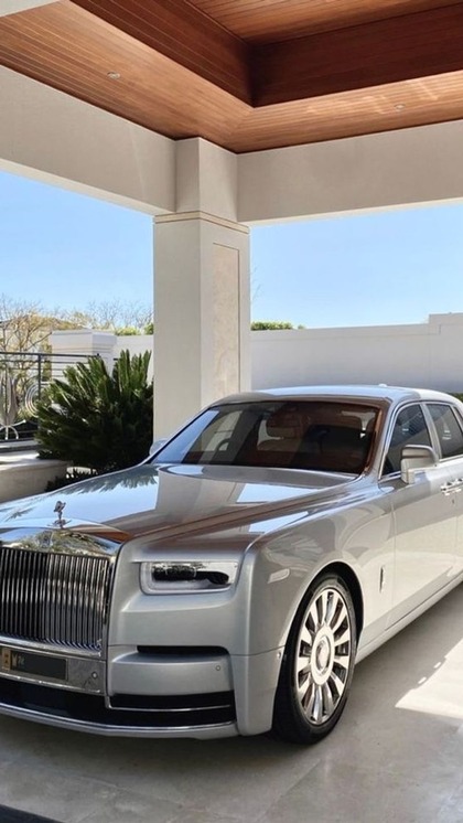 <p>दूसरे नंबर पर अंबानी का नाम है, जिनके पास Rolls Royce Phantom Series VIII EWB लग्जरी कार है। इस कार की कीमत 14 करोड़ है। </p>
