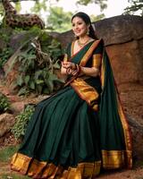 నావెల్‌ షోతో ముందుగానే దసరా పండగ తెచ్చిన `జయం` పాప.. పట్టుశారీలో హోయలు పోతూ హీటుపెంచుతున్న సదా..