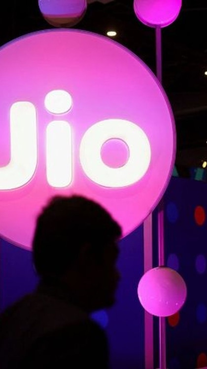 <p>Jio के 3227 रुपए वाले प्लान में यूजर्स को 2GB हाईस्पीड डेटा मिलेगा। कॉलिंग के100 SMS की सुविधा होगी। ये पैक 365 दिन की वैलिडिटी के साथ आता है।<br />
 </p>
