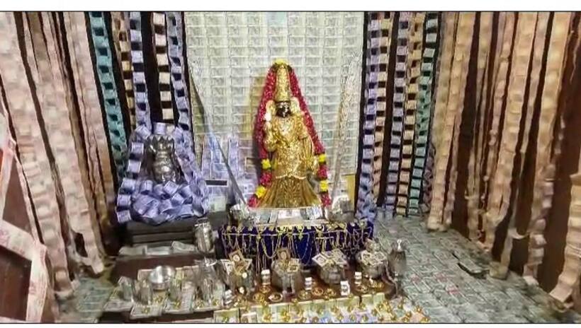 నిలువెత్తు బంగారం, నిండుగా వెండి, కోట్లాది నగదుతో... దగదగా మెరిపోతున్న మహాలక్ష్మి అమ్మవారు  (వీడియో)