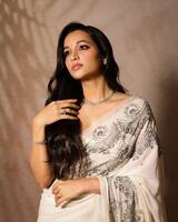 ‘కేజీఎఫ్’ భామకు వరుస ఆఫర్లు.. మళ్లీ ఆ పొరపాటు చేయదుగా.. శ్రీనిధి చీరకట్టు అందాలు అదుర్స్..