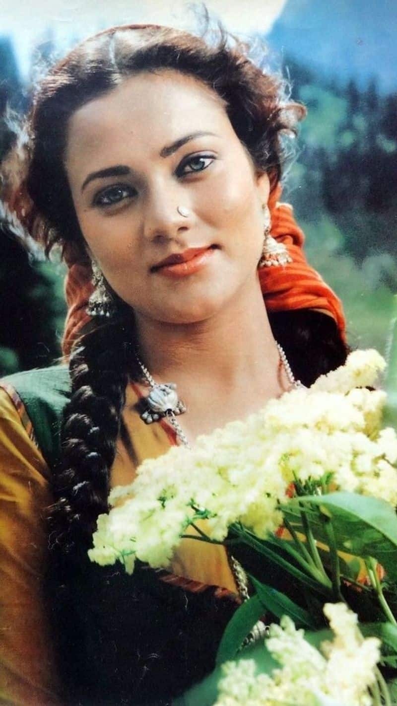 meet bollywood actress mandakini who became superstar in one night kxa 