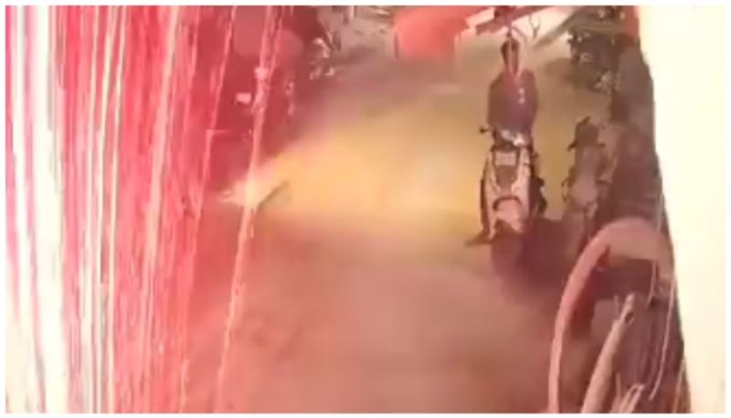 Shocking video of pedestrian child losing sight after bursting firecrackers on street bkg