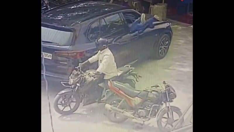 Bengaluru Robbery Thieves Smash BMW SUVs Window Flee With Rs 13 Lakh Cash CCTV Video Surfaces vel