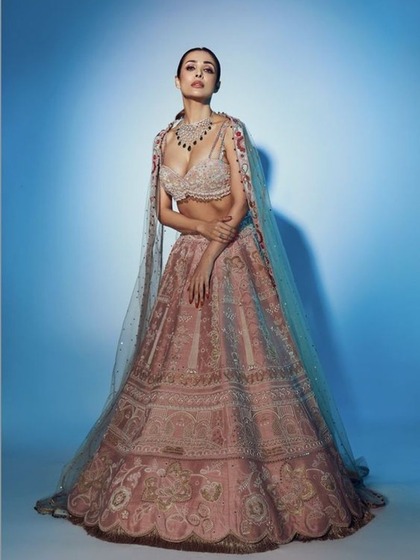 दिवाली में लगेंगी पटाखा, जब पहनेंगी Malaika Arora जैसे लहंगे