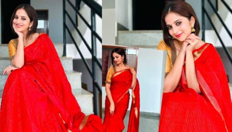 Biggboss famous Niveditha Gowda Red saree traditional look for Dasara Vin