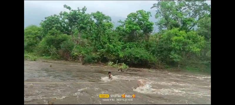 young man rescued from river flood while using rope at virudhunagar district vel