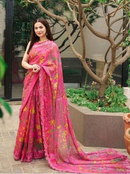 <p>इस साड़ी को पहन कर आप बहुत ग्रेसफुल लगेंगी। हानिया इस पर स्लीवलेस ब्लाउज पहना है आप चाहे टू थ्री क्वार्टर स्लीव्स बनवा सकती हैं।</p>
