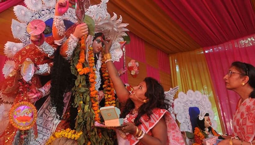 Durga Puja 2023: What is Sindoor Khela? Why do only married Bengali women play Sindoor Khela? Read Details