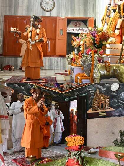 गोरखनाथ मंदिर में दशहरा का शुभारंभ गुरु गोरक्षनाथ के ​पूजन से