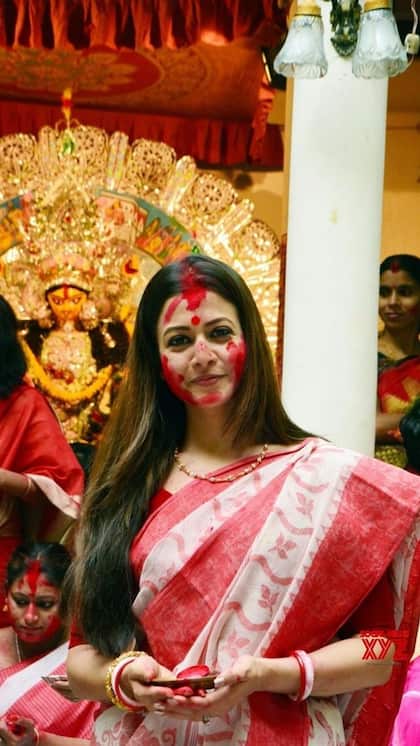 बंगाल में ही क्यों मनाया जाता है सिंदूर खेला ? जानें कारण