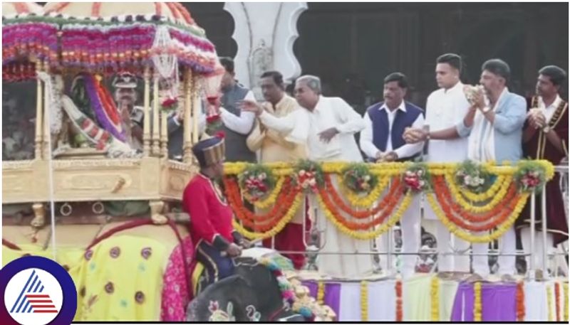 Royal family was Yaduveer Krishnadatta Wodeyar started the world famous Mysuru Jambo ride sat