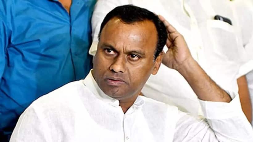 కాంగ్రెస్ అధిష్టానం పిలుపు:  న్యూఢిల్లీకి చేరుకున్న కోమటిరెడ్డి  రాజగోపాల్ రెడ్డి