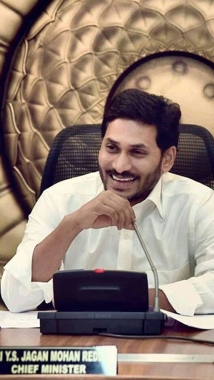 <p>सबसे अमीर मुख्यमंत्रियों के लिस्ट में पहले नंबर पर आंध्र प्रदेश के CM जगन मोहन रेड्डी है। उनके पास 510 करोड़ से ज्यादा संपत्ति है। </p>
