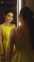 సైడ్ యాంగిల్ లో కిక్కిచ్చేలా ‘ఢీ’ జడ్జీ  ఫోజులు.. ఎల్లో గౌన్ లో కట్టిపడేస్తున్న సదా అందం