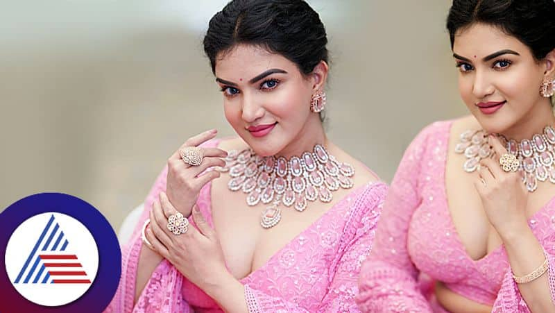 Malayalam Actress Honey Rose Hot look in Pink Dress, Netizens comment Vin