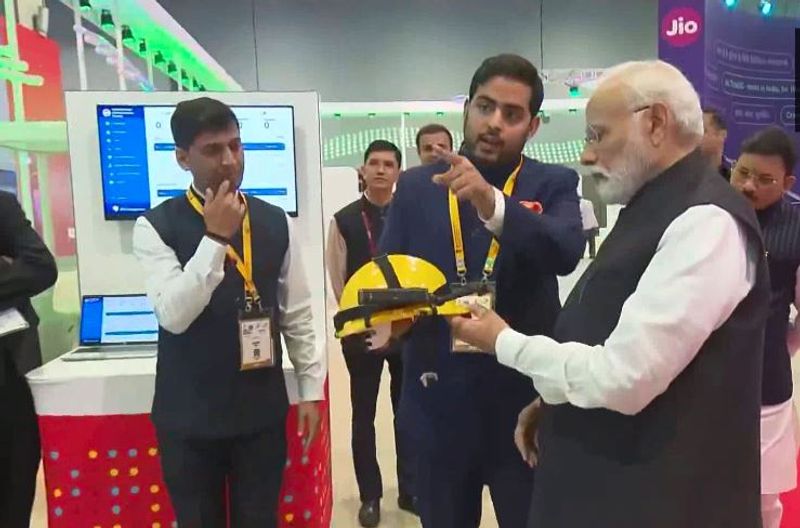 Mukesh Ambani soon launch Elon Musks Starlink like service, Akash Ambani gives demo to PM Modi Vin