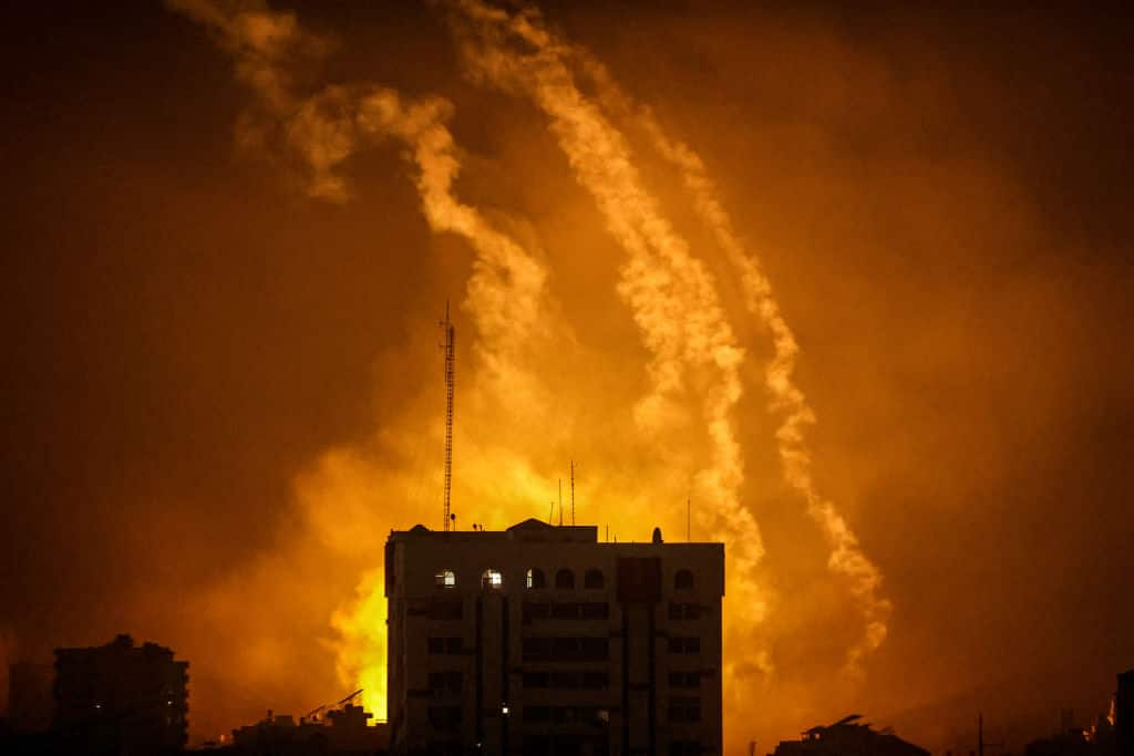 Israel pounds Gaza Strip, dismissing calls for cease-fire; death toll in Gaza passes 8,000 sgb