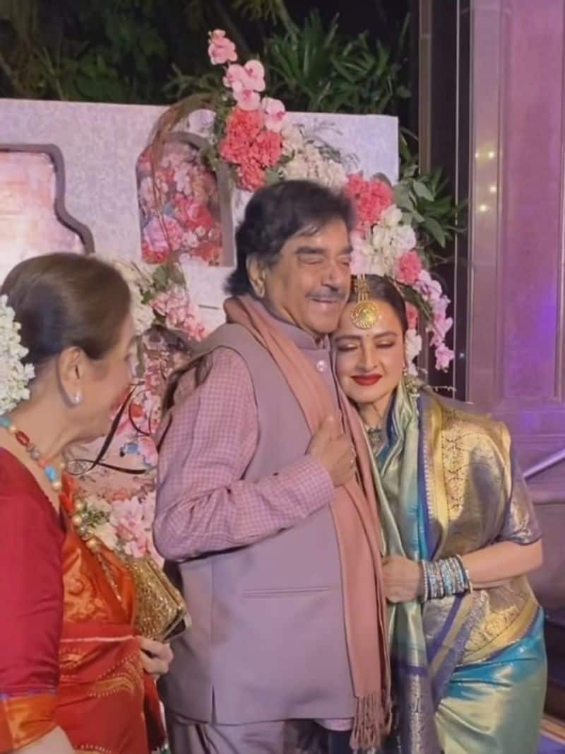 rekha touched shatrughan sinha feet zkamn