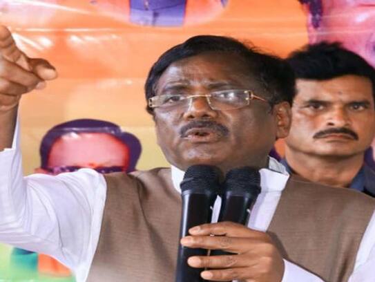 congress candidate, former mp vivek given crores credit to cm kcr and komatireddy rajagopal reddy kms