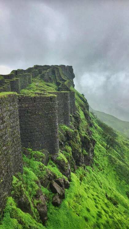 ये किला 2300 फीट ऊंची पहाड़ी पर है,यहां सूर्यास्त के बाद जाना मना है।