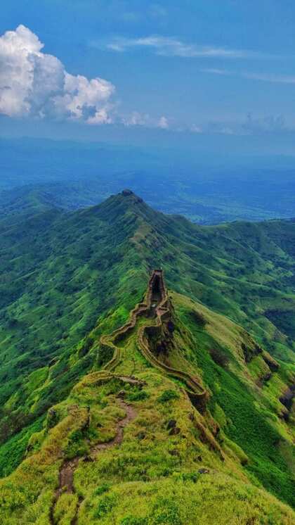 खड़ी चढ़ाई के कारण रास्ता आसान नहीं है। यहां न बिजली है न ही पानी।