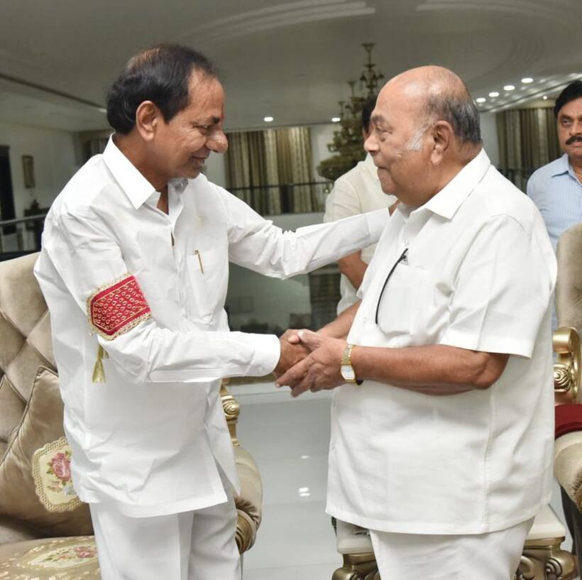 కాంగ్రెస్ కు షాకిచ్చి బిఆర్ఎస్ లో చేరినట్లే... సీఎం కేసీఆర్ తో మాజీ మంత్రి భేటీ