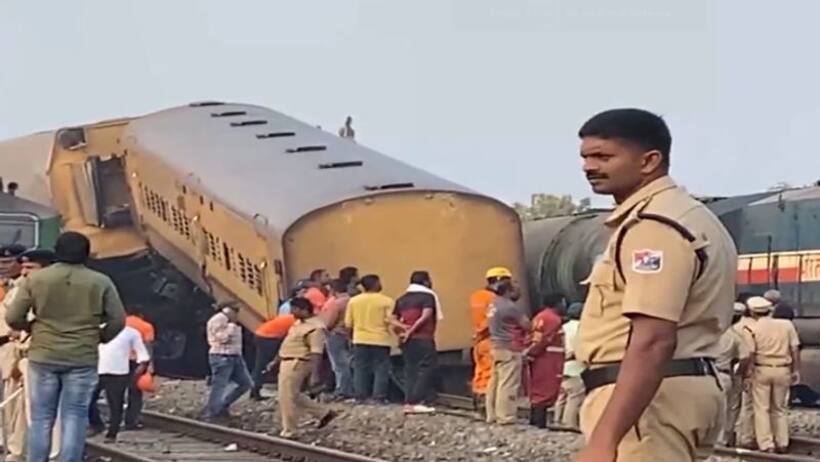 కంటకాపల్లి రైలు ప్రమాదం: విజయనగరం ఆసుపత్రిలో క్షతగాత్రులకు  జగన్ పరామర్శ( వీడియో)