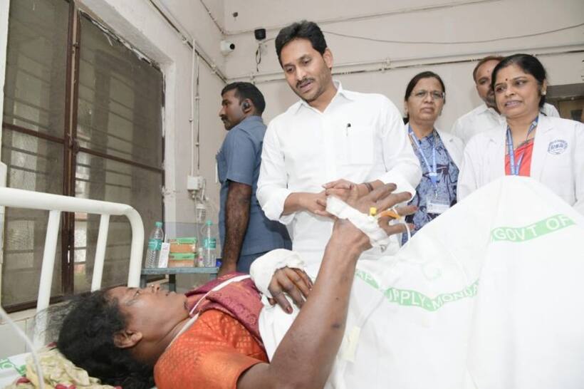Train Accident: విజయనగరం రైలు ప్రమాద బాధితులను పరామర్శించిన సీఎం జగన్.. ఆదుకుంటామ‌ని హామీ 