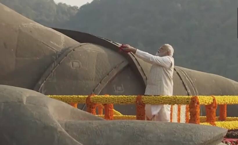 జాతీయ సమైక్యత పట్ల పటేల్ నిబద్దత ఆదర్శం: వల్లభాయ్ పటేల్ విగ్రహనికి మోడీ నివాళులు