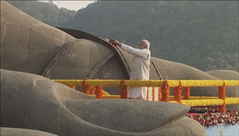 National Unity Day: PM Modi pays floral tribute to Sardar Vallabhbhai Patel at Statue of Unity WATCH AJR