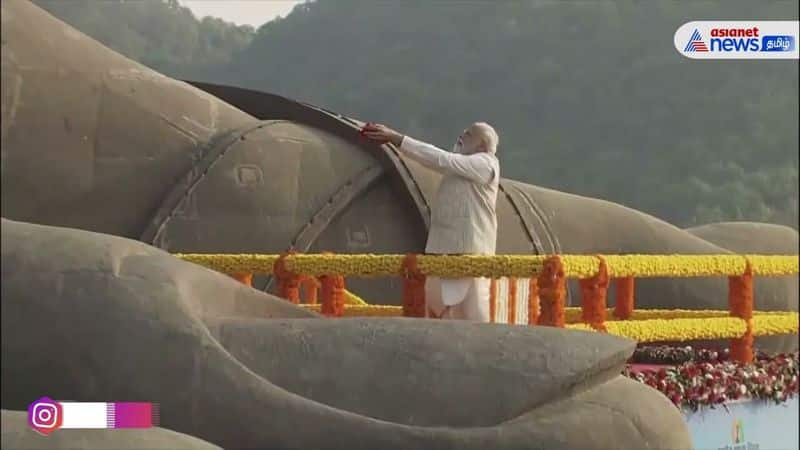 sardar vallabhbhai Patels birthday: Prime Minister Modi paid tribute by showering flowers!