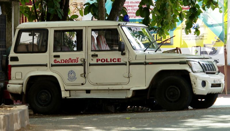 auto driver entered the station and hit on police inspector's face; Injury, case against driver