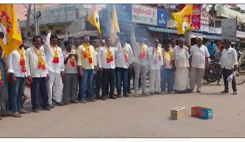 చంద్రబాబుకు బెయిల్... టపాసులు కాలుస్తూ, మిఠాయిలు పంచుకుని టిడిపి సంబరాలు