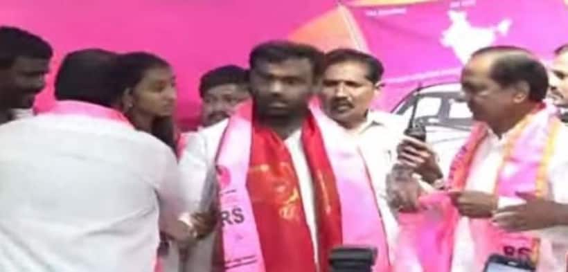 బీఆర్ఎస్‌లో చేరిన నాగం జనార్ధన్ రెడ్డి, విష్ణువర్ధన్ రెడ్డి: గులాబీ కండువా కప్పి ఆహ్వానించిన కేసీఆర్
