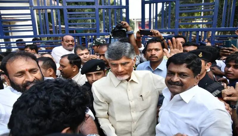 Chandrababu Naidu's convoy covered 40 kilometers in 4 hours, Rajamahendravaram TDP RMA