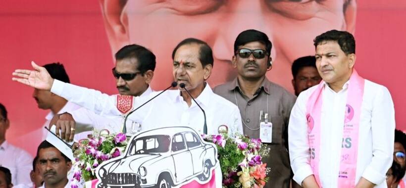 ఓట్ల కోసం పెన్షన్లు ఇవ్వడం లేదు .. ధరణి తీసేస్తే , మళ్లీ దళారుల రాజ్యమే  : కేసీఆర్