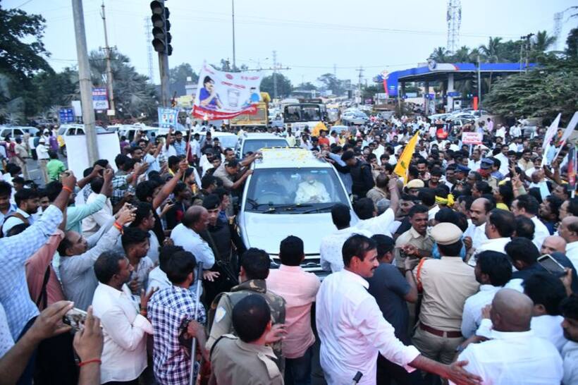 చంద్రబాబు విడుదల : రాజమండ్రిలో పోలీసుల ఓవరాక్షన్ .. టీడీపీ నేతల వాహనాలకు అడ్డంగా బారికేడ్లు  (వీడియో)