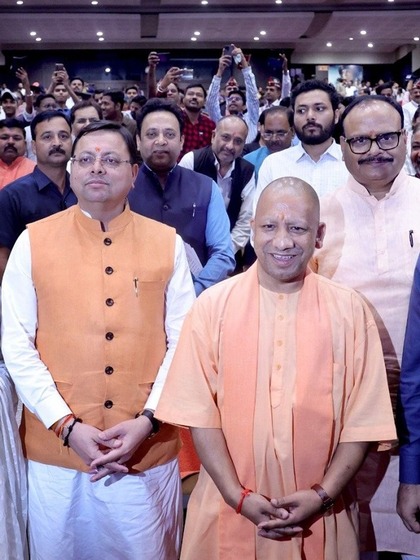 <p>बॉलीवुड एक्ट्रेस कंगना रनौत अभिनीत मूवी तेजस को यूपी के सीएम योगी आदित्यनाथ और उत्तराखंड के सीएम पुष्कर सिंह धामी ने एक साथ देखी।</p>
