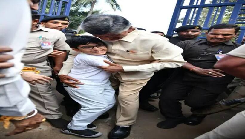 తాతా మనవళ్లు : 53 రోజుల తర్వాత దేవాన్ష్‌ను చూడగానే .. చంద్రబాబు ఉద్వేగం , మనవడిని హత్తుకుని 