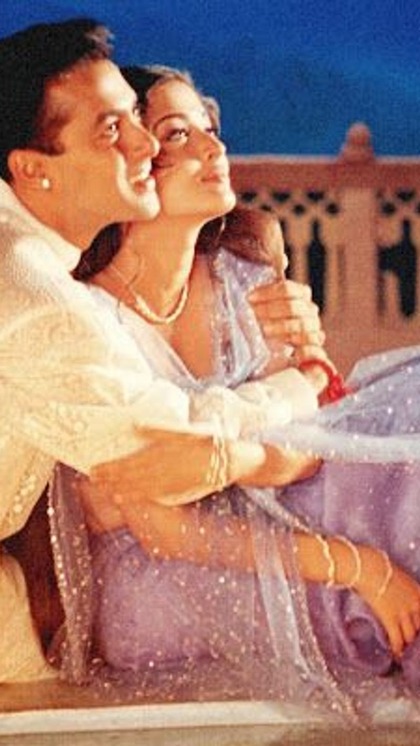 <p>सब कुछ ठीक चल रहा था अचानक 2001 में  ऐश्वर्या-सलमान का ब्रेकअप हो गया है। ये रिश्त टूटना बॉलीवुड के लिए सदमे से कम नहीं था,सवाल था दो साल साथ रहने के बाद रिश्ता क्यों टूटा। </p>

<p> </p>

<p> </p>
