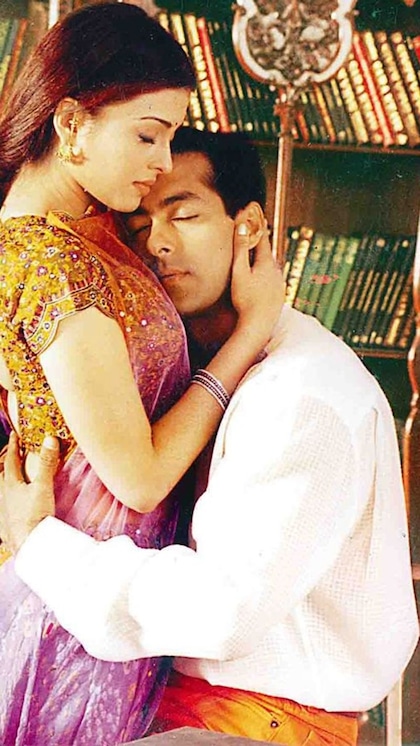 <p>ऐश्वर्या सलमान ने 1999 में 'दिल दे चुके सनम' में किया था। यहीं से दोनों का प्यार परवान चढ़ा और डेटिंग का सिलसिला चलने लगा। सलमान-ऐश्वर्या उस वक्त के हॉट टॉपिक थे। </p>

<p> </p>

<p> </p>
