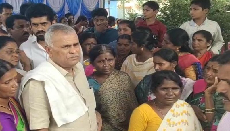 MLA Nanje Gowda Condoles the Family of the Deceased Congress Activist Anil Kumar in Kolar grg